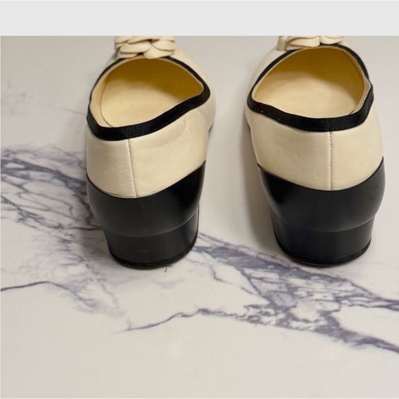 Authentic Chanel Camellia Leather Ballet Flats in Cream & Black size 41 - Picture 5 of 6